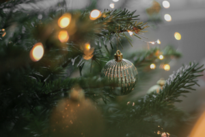 Julbord Hemsida Grön julkula på julgran med ljusslinga